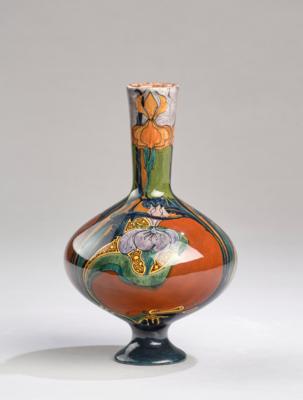Vase mit Orchideen, Haagsche Plateelbakkerij Rozenburg, um 1910 - Kleinode des Jugendstils & Angewandte Kunst des 20. Jahrhunderts