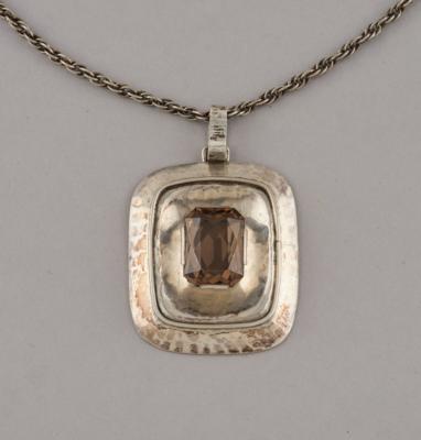A 835-silver pendant and chain with hammered decoration and smoky quartz, Perli, Schwäbisch-Gmünd - Jugendstil and 20th Century Arts and Crafts