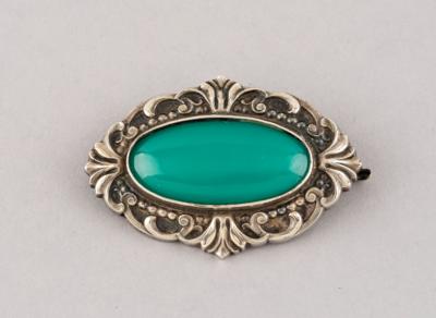 A silver brooch with décor of ornamental motifs and chrysoprase, Andreas Odenwald, Pforzheim, c. 1900/15 - Secese a umění 20. století