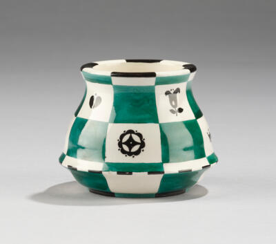 Dagobert Peche, bottom element of a powder compact, model number 439, Wiener Keramik, 1912 - Secese a umění 20. století