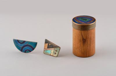 A lidded box and two brooches in the manner of Käthe Ruckenbrodt, Germany, c. 1950 - Secese a umění 20. století
