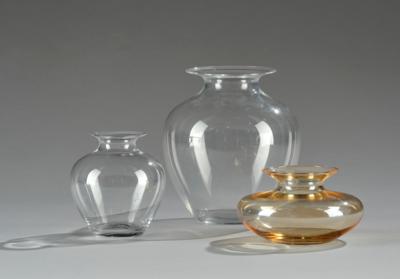 Drei Vasen, eine davon von Oswald Haerdtl: Modell BV 13 IV, Entwurf: 1927, Ausführung: J.  &  L. Lobmeyr, Wien - Kleinode des Jugendstils & Angewandte Kunst des 20. Jahrhunderts