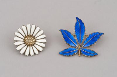 An enamelled sterling silver brooch in leaf shape, Bernard Meldahl, Norway, and a brooch in daisy shape, Aarre & Krogh, Denmark, c. 1960 - Jugendstil e arte applicata del XX secolo