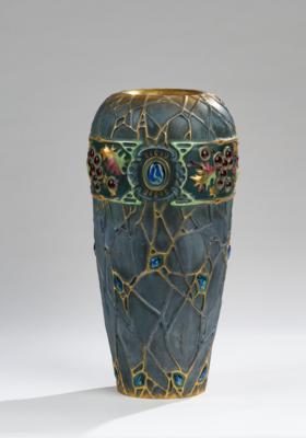 Hohe Vase mit Stechpalmendekor 'Holly', Terek Austria, um 1908/10 - Kleinode des Jugendstils & Angewandte Kunst des 20. Jahrhunderts