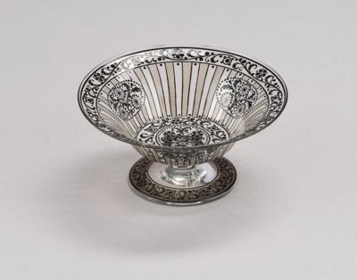 A small centrepiece bowl with floral motifs, Steinschönau, c. 1916 - Secese a umění 20. století