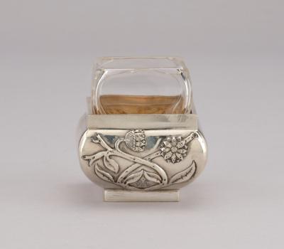 A small silver vase with floral decor, Vincenz Carl Dub, Vienna, c. 1900/15 - Jugendstil and 20th Century Arts and Crafts