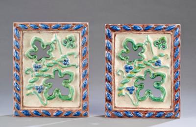 Paar Keramikfliesen mit durchbrochen gearbeitetem Floraldekor, um 1920 - Kleinode des Jugendstils & Angewandte Kunst des 20. Jahrhunderts