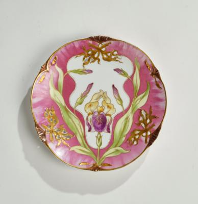 A plate with irises, model number 599, Nymphenburg Porcelain Manufactory, c. 1900 - Secese a umění 20. století