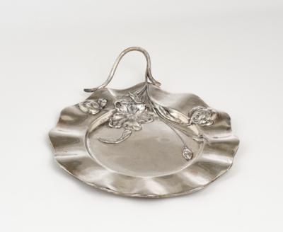 Teller mit Tulpendekor aus Silber, Edmund E. Arnold, Wien, um 1900/15 - Kleinode des Jugendstils & Angewandte Kunst des 20. Jahrhunderts
