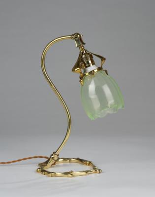 Tischlampe aus Messing mit blütenförmigem Lampenschirm, um 1900 - Kleinode des Jugendstils & Angewandte Kunst des 20. Jahrhunderts