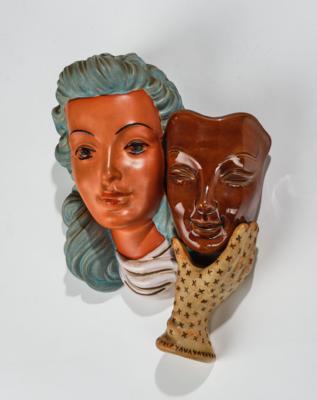 Wandmaske: Frauenkopf mit einer Maske, um 1950/60 - Kleinode des Jugendstils & Angewandte Kunst des 20. Jahrhunderts