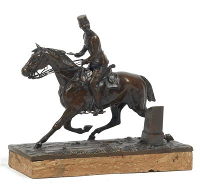 Bronzestatuette auf Bronzeplinthe und rötlichem Steinsockel, - Historische Waffen, Uniformen, Militaria