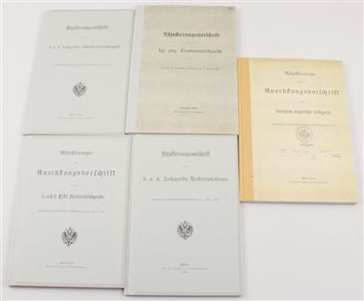 Konvolut von fünf fotokopierten und buchmäßig gebundenen Adjustierungsvorschriften: - Historische Waffen, Uniformen, Militaria