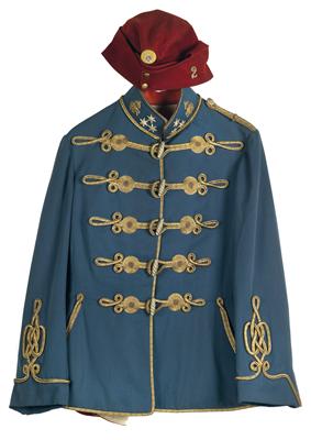 Lichtblauer Attila, krapprote Reithose und nicht zu dieser Uniform gehörige krapprote Kavallerie-Lagerkappe - Antique Arms, Uniforms and Militaria
