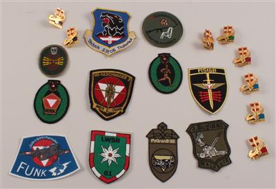 Konvolut von 12 Ärmel-Stoffabzeichen und 8 emaillierten Lehrgangsabzeichen - Armi d'epoca, uniformi e militaria