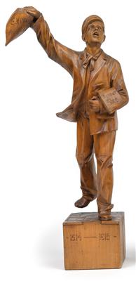 Holzgeschnitzte Figur auf kubischem Holzsockel, darstellend einen laufenden Zeitungsjungen mit Schiebermütze, - Historische Waffen, Uniformen, Militaria