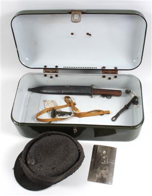 Grün lackierte Blechkassette mit Metallgriff und Verriegelung, - Antique Arms, Uniforms and Militaria
