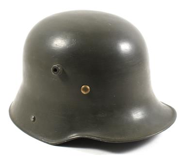 A German steel helmet, - Starožitné zbraně