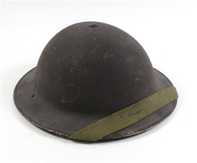 An English steel helmet, - Antique Arms, Uniforms and Militaria