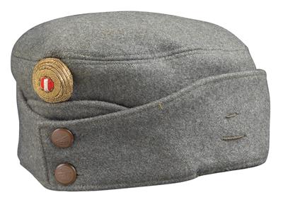 Feldgraue Lagerkappe für Offiziere der Artillerie in adaptierter 'republikanischer'Ausführung 1918/19, - Historische Waffen, Uniformen, Militaria; Sonderteil: Die k.u.k. Armee im Ersten Weltkrieg