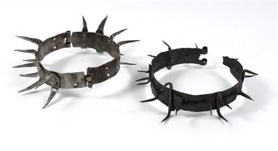 Zwei Halsbänder für Jagdhunde aus Schmiedeeisen, - Armi d'epoca, uniformi e militaria