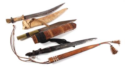 Konvolut von drei schwarzafrikanischen Messern bzw. Dolchen, - Starožitné zbraně
