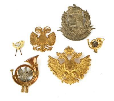 6 Embleme für Kopfbedeckungen und Rüstungssorten der k. u. k. Armee und der 1. Öst. Republik: - Starožitné zbraně