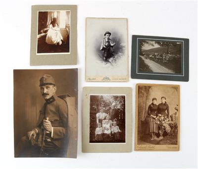 Konvolut von ca. 89 Fotografien und Postkarten, - Antique Arms, Uniforms and Militaria