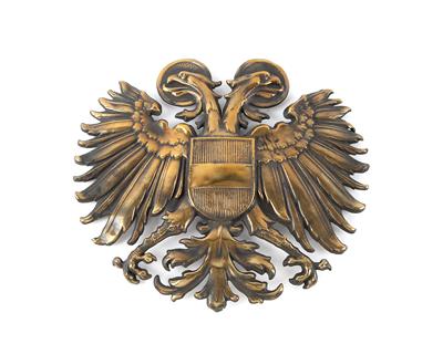 Nimbierter Doppeladler aus geprägtem Messingblech, - Starožitné zbraně