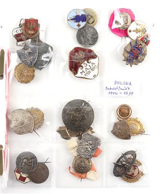 Konvolut von militärischen, patriot. Abzeichen und Kleinabzeichen Polen 1914 bis ca. 1939, - Antique Arms, Uniforms and Militaria