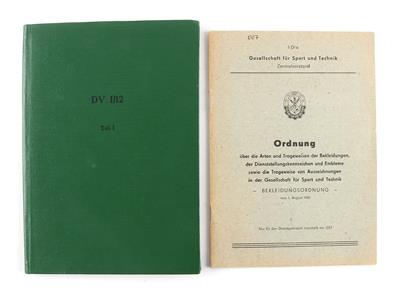 Konvolut von 2 Uniformierungsbehelfen der DDR, beide für den internen Amtsgebrauch und sehr selten: - Antique Arms, Uniforms and Militaria