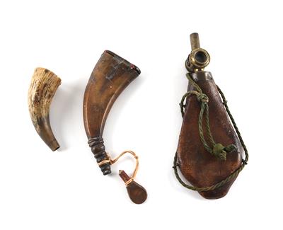 Konvolut Pulverbehälter, 3 Stück: - Antique Arms, Uniforms and Militaria
