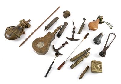 Großes Konvolut von Pulverflaschen, Pulvermaßen, Kugelzangen, etc., - Antique Arms, Uniforms and Militaria