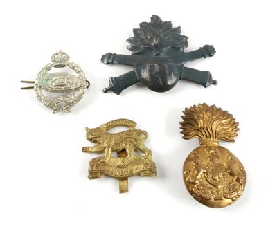 Konvolut von 3 'Cap-badges' und einem Helmabzeichen - Antique Arms, Uniforms and Militaria