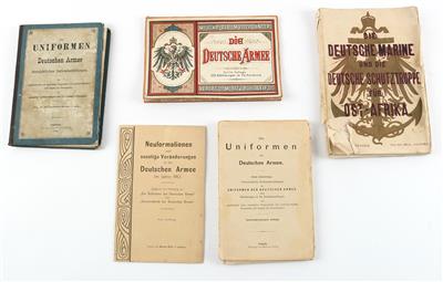 Konvolut von 5 Broschüren zur Uniformierung der dt. Armee, - Antique Arms, Uniforms and Militaria