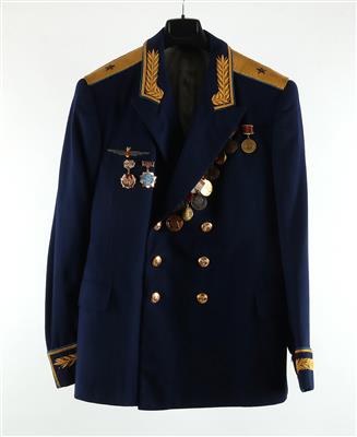 Parade-Uniform eines Generals der sowjetischen Luftwaffe um 1970, - Antique Arms, Uniforms and Militaria
