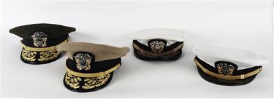 Konvolut von 4 Schirmmützen der US-Navy: - Historische Waffen, Uniformen & Militaria