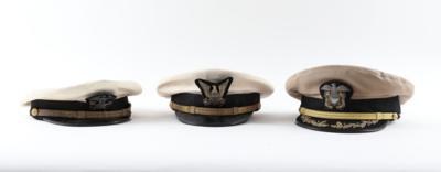Konvolut von 3 Schirmmützen der US-Navy bzw. der US-Coast Guard: - Historische Waffen, Uniformen & Militaria