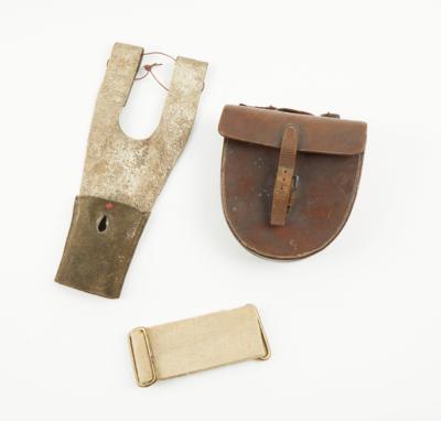 Konvolut von einer Bajonetttasche bzw. Tasche für einen Pioniersäbel (weiße Lackreste) o. Ä. um 1850, - Starožitné zbraně