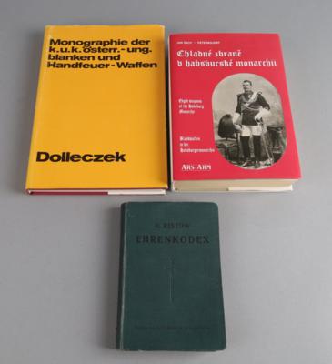 Konvolut von 2 waffenkundlichen Fachbüchern und einem Taschenbuch: - Antique Arms, Uniforms and Militaria