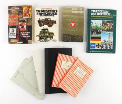 Konvolut von 16 Büchern und - Armi d'epoca, uniformi e militaria