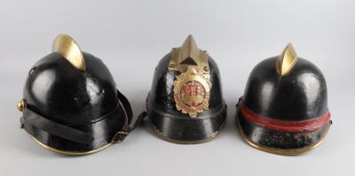 Konvolut von 3 österreichischen Feuerwehrhelmen um 1900 bis ca. 1930: - Historische Waffen, Uniformen und Militaria