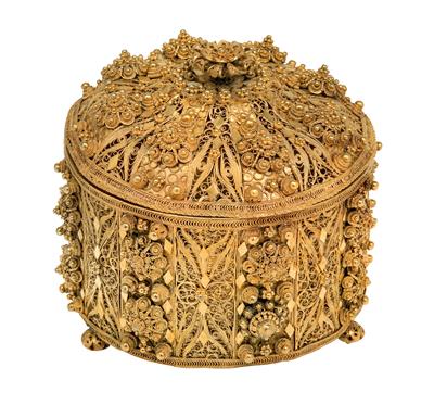 A lidded box decorated with filigree work, - Silver
