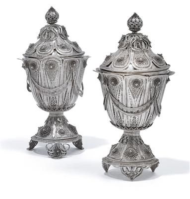 Two Oriental lidded cups, - Argenti