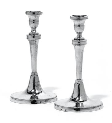 Paar neapolitanische Kerzenleuchter, - Silber und Russisches Silber