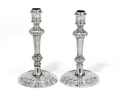 Paar venezianische Kerzenleuchter, - Silber und Russisches Silber