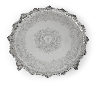 A large George II footed platter from London, - Argenti e Argenti russo