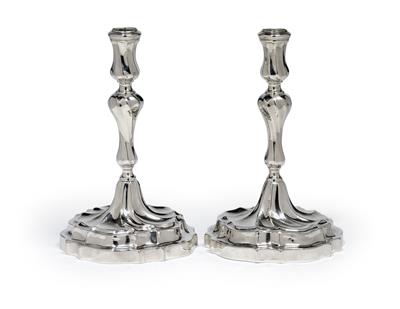 A pair of candleholders from Spain, - Argenti e Argenti russo