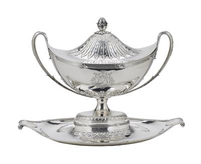 A George III Covered Tureen with Support, from London, - Argenti e Argenti russo