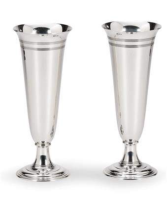 A Pair of Vases by Tiffany, - Silber und Russisches Silber